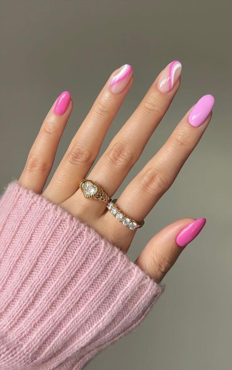 Розовый волновой маникюр на овальных ногтях средней длины