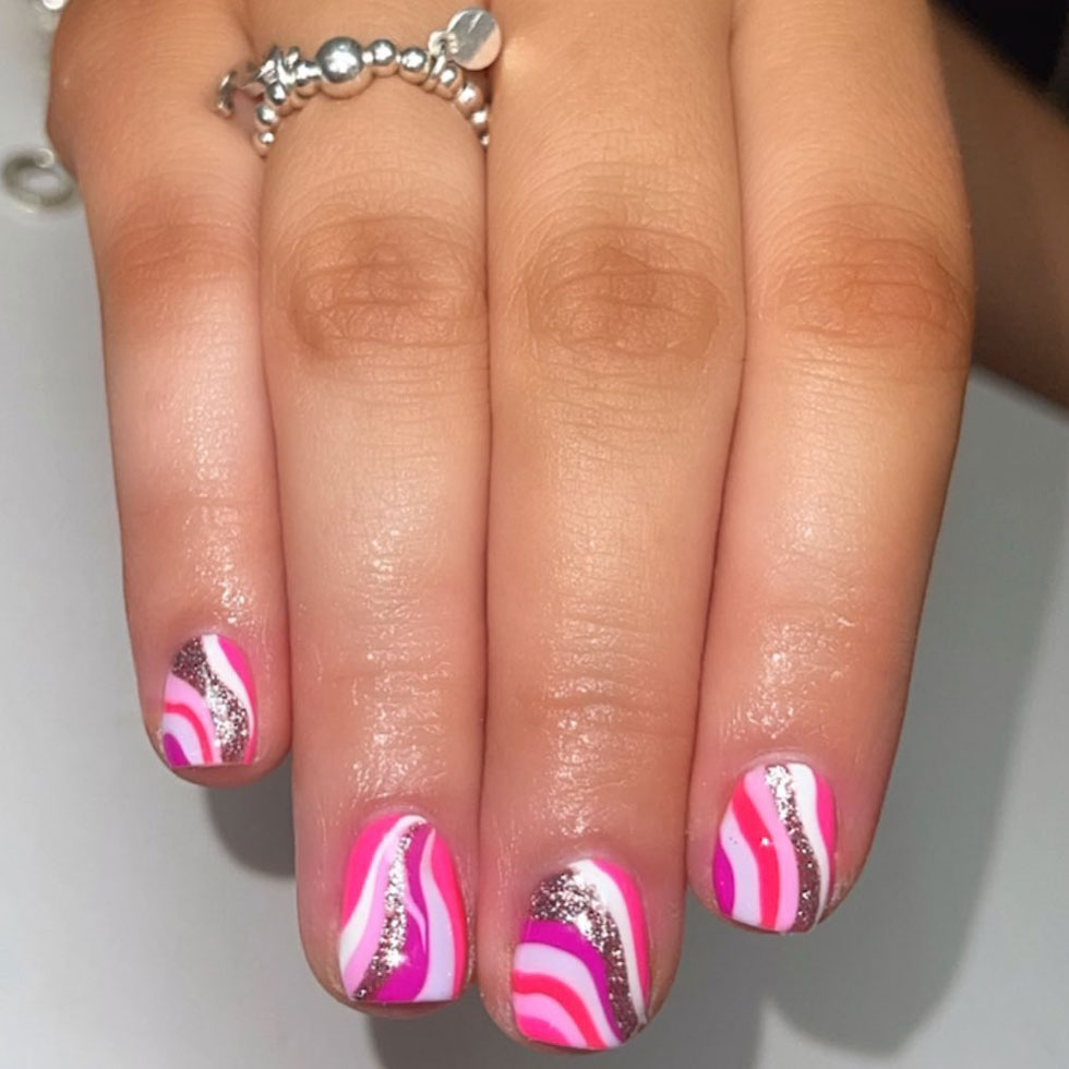 Розовый волновой маникюр с блестками на коротких ногтях