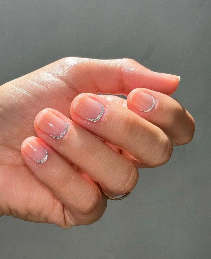 Серебристый лунный маникюр на коротких натуральных ногтях