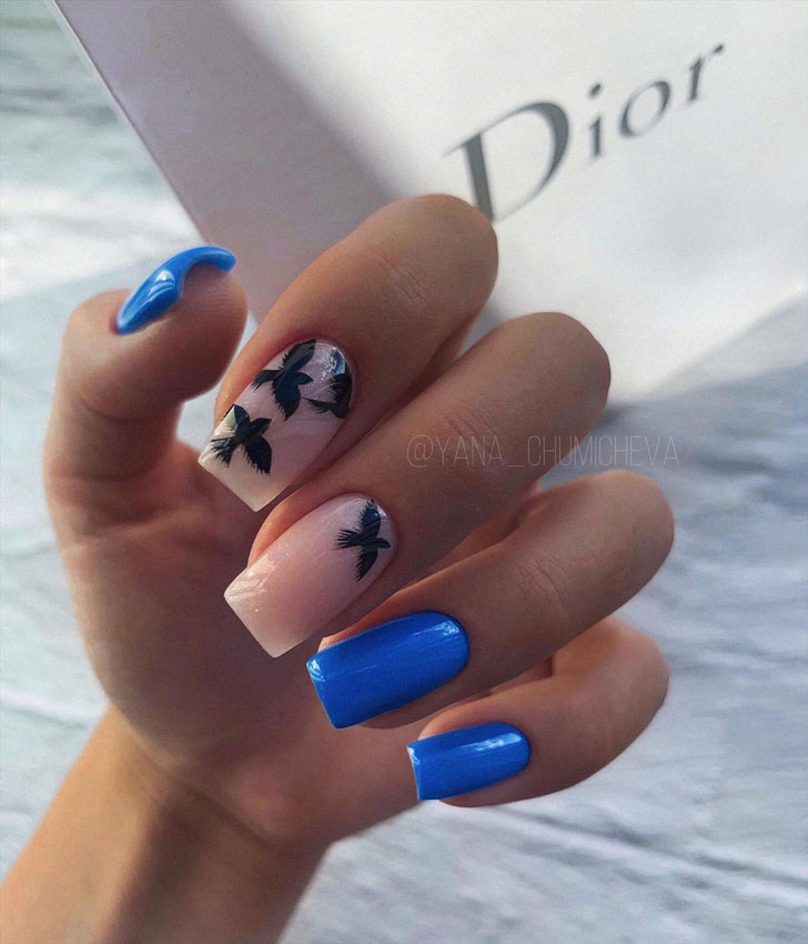 Синий маникюр с черным принтом птиц на квадратных ногтях