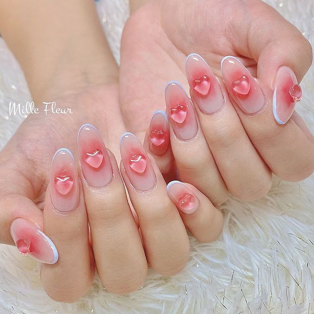 Тонкий френч с розовым дизайном в виде объемных сердечек на длинных овальных ногтях