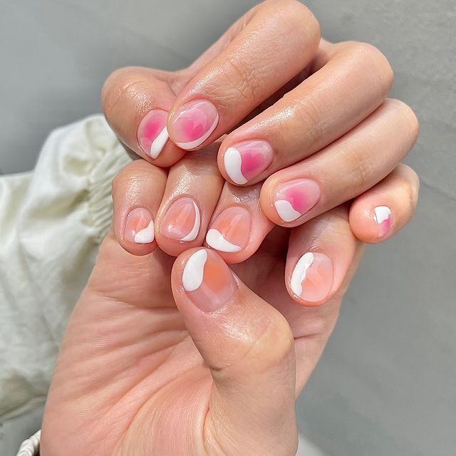 Волнистый белый френч с розовыми пятнами посередине на коротких ногтях
