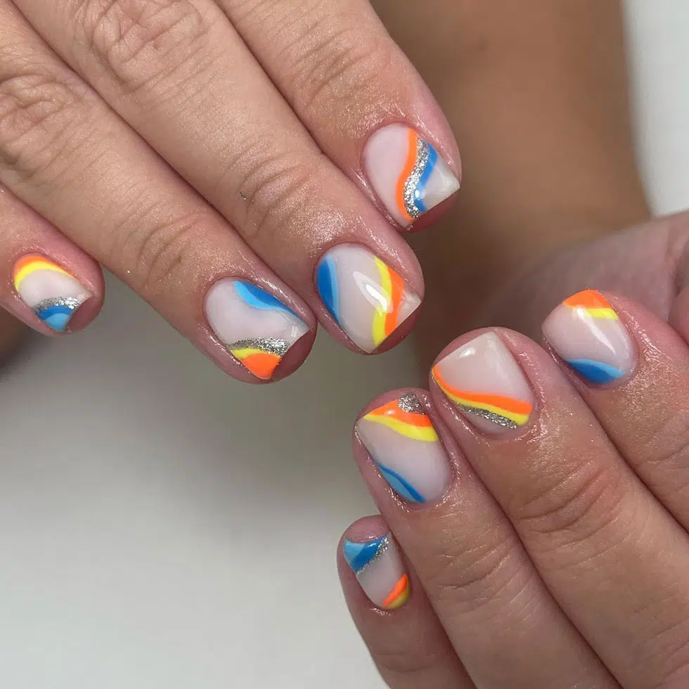 Яркий маникюр с разноцветными завитками на квадратных коротких ногтях