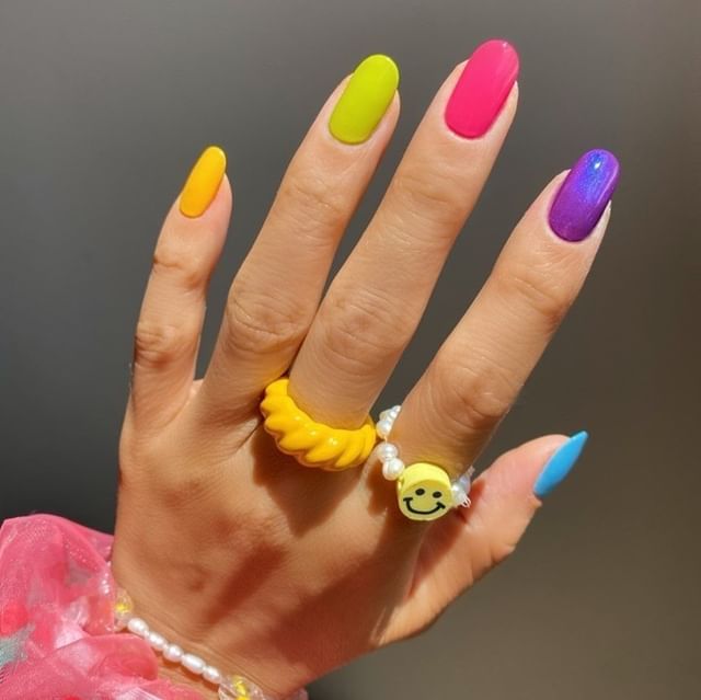 Яркий разноцветный маникюр на овальных ногтях средней длины