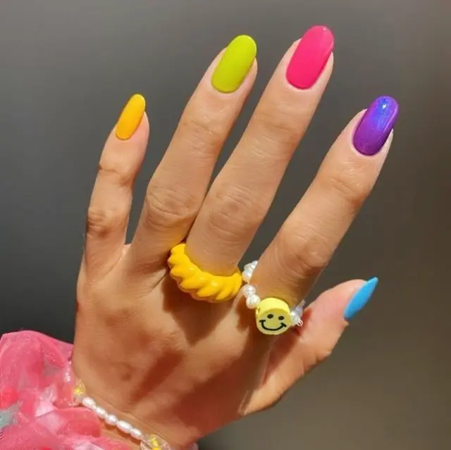 Яркий разноцветный маникюр на овальных ногтях средней длины