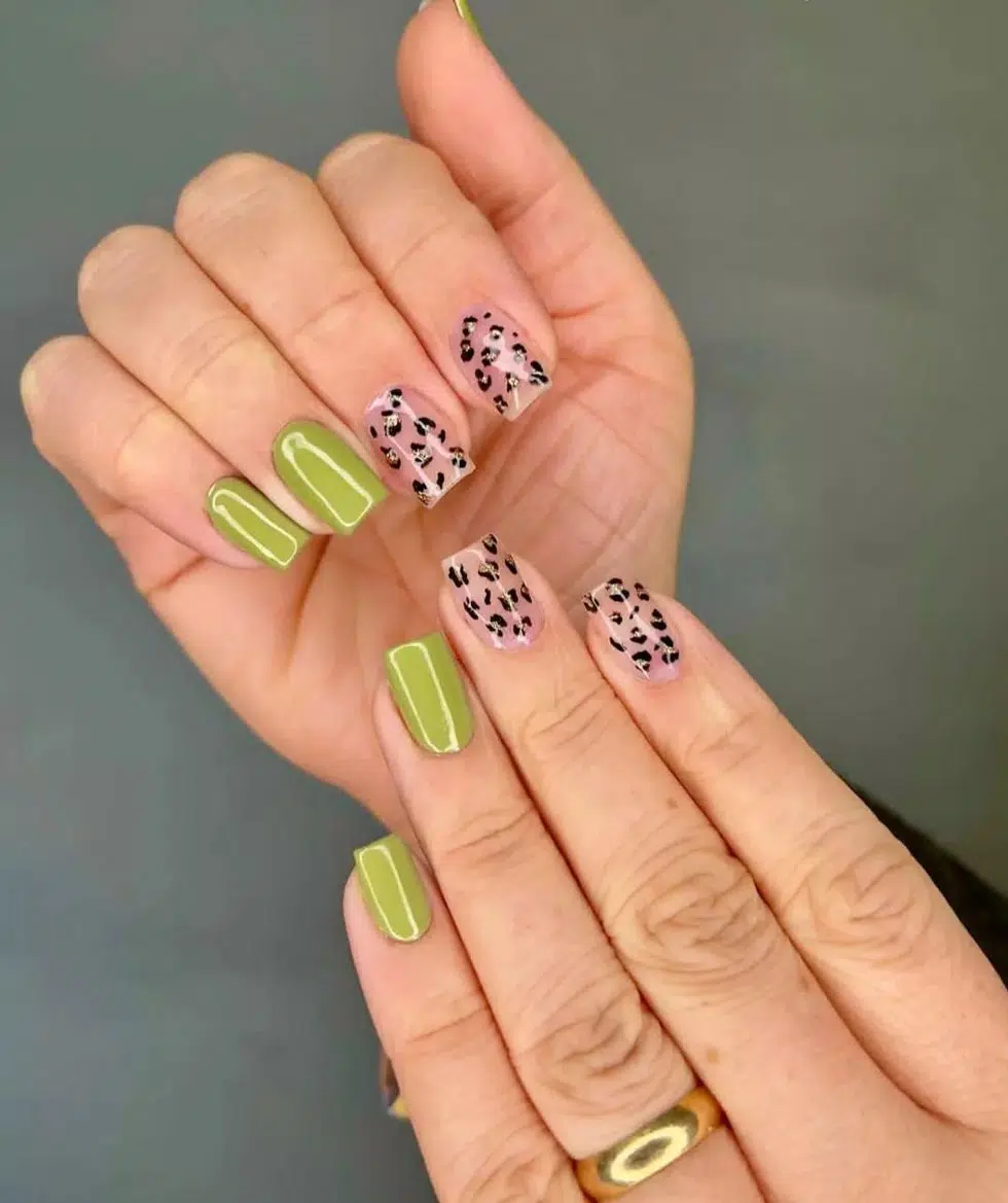 Зеленый маникюр с леопардовым принтом на квадратных ногтях средней длины