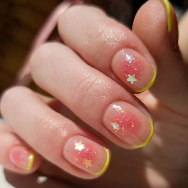 Желтый френч с блестками на коротких натуральных ногтях