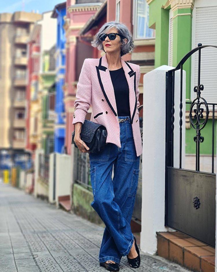 Кармен Гимено в свободных джинсах, черном топе и розовом жакете
