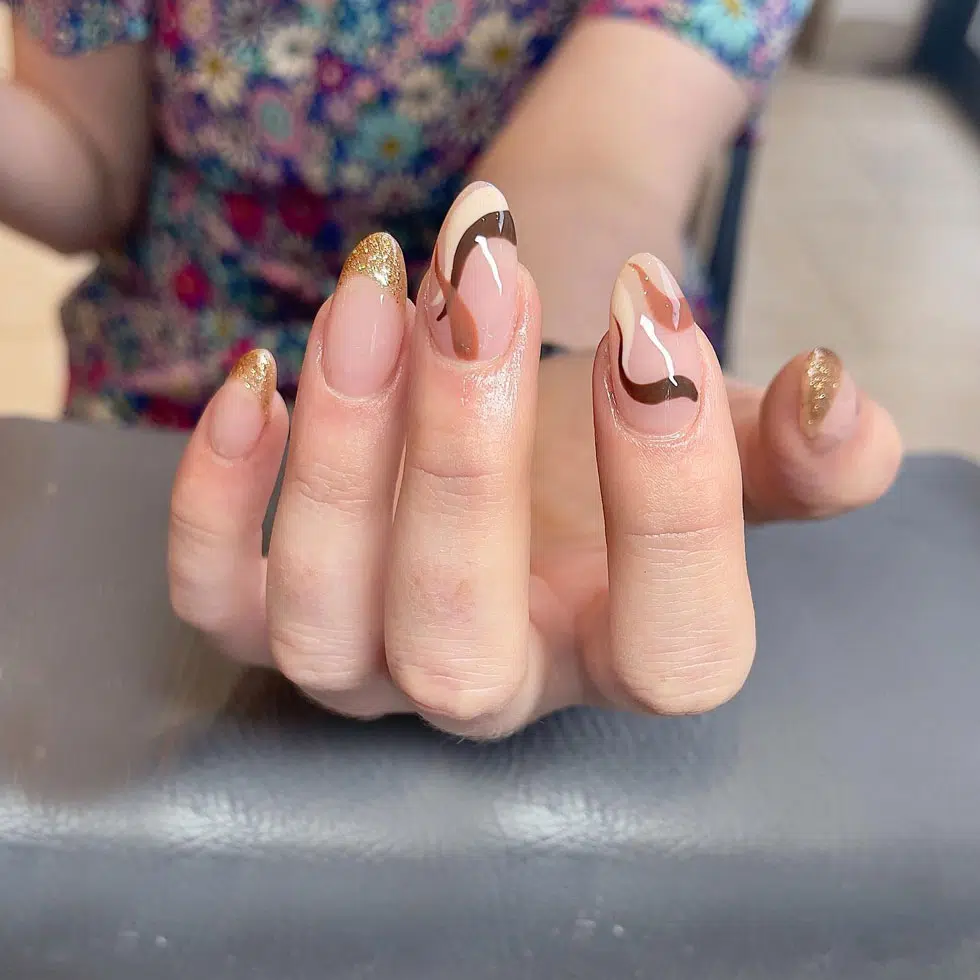 Золотой френч с коричневыми завитками на длинных миндальных ногтях