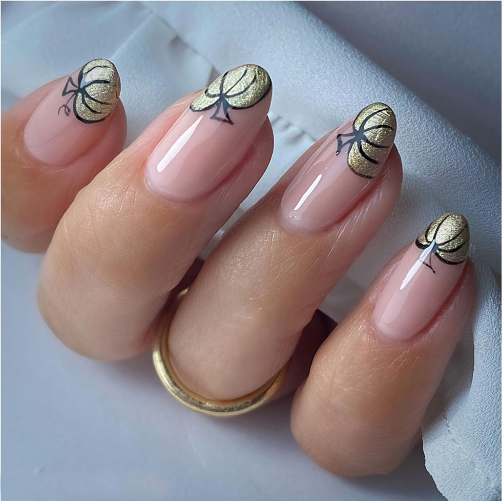 Золотой френч в виде тыквы на ухоженных овальных ногтях