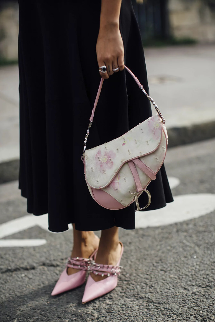 Романтичная бело-розовая сумка седло от Dior 