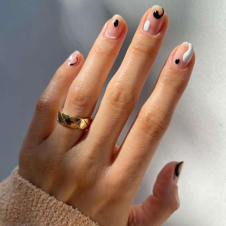 Абстрактный черно белый маникюр на натуральных ногтях средней длины