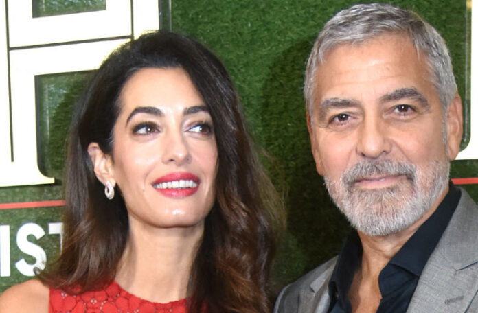 Амаль Клуни поразила всех соблазнительным, кружевным нарядом и новым лунным маникюром