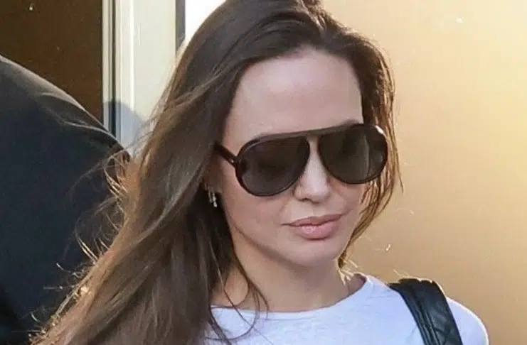 Анджелина Джоли в брюках и простой футболке, отказывается от любимой обуви в пользу более модной