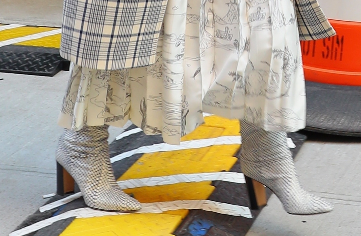 Анна Винтур в длинном платье и сапогах на каблуке из кожи рептилии
