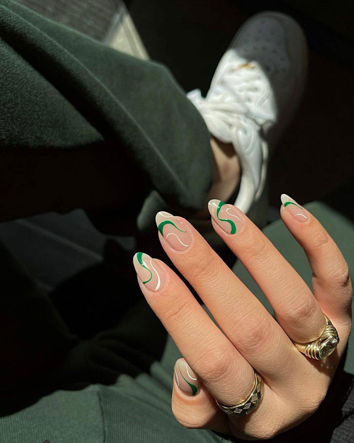 Бело зеленые завитки на овальных коротких ногтях