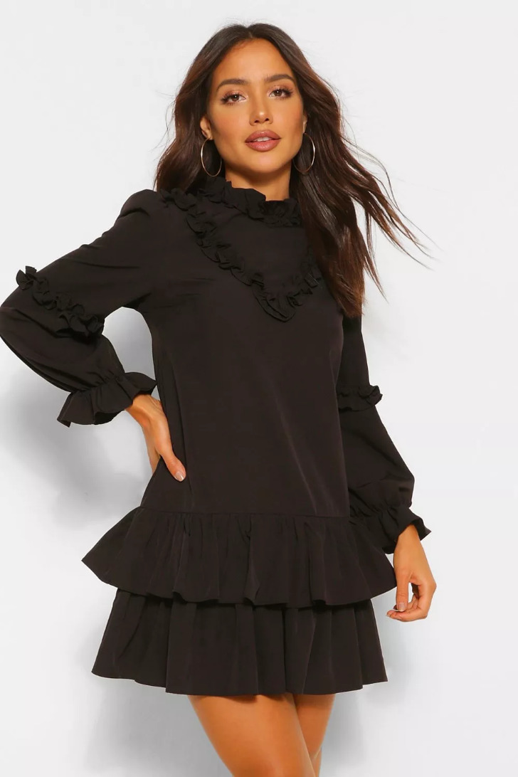 Девушка в черном минималистичном платье с оборками