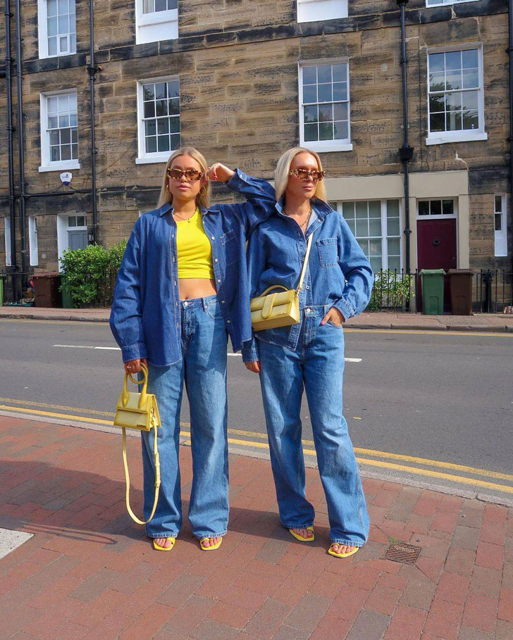 Девушки в полностью джинсовых образах с желтыми аксессуарами