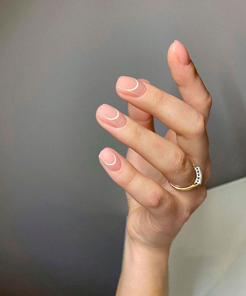 Естественный маникюр с белыми линиями на коротких натуральных ногтях