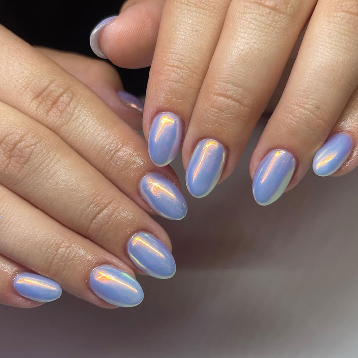 Голубой жемчужный маникюр на овальных ногтях средней длины