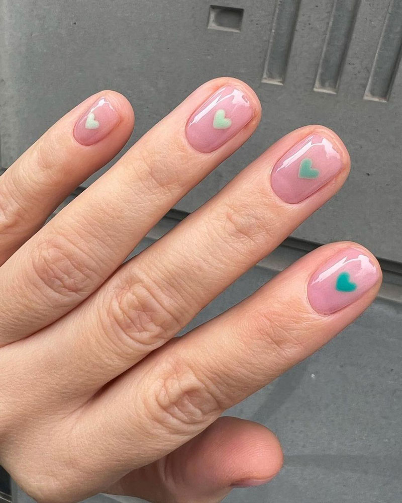 Глянцевый розовый маникюр с сердечками на коротких натуральных ногтях