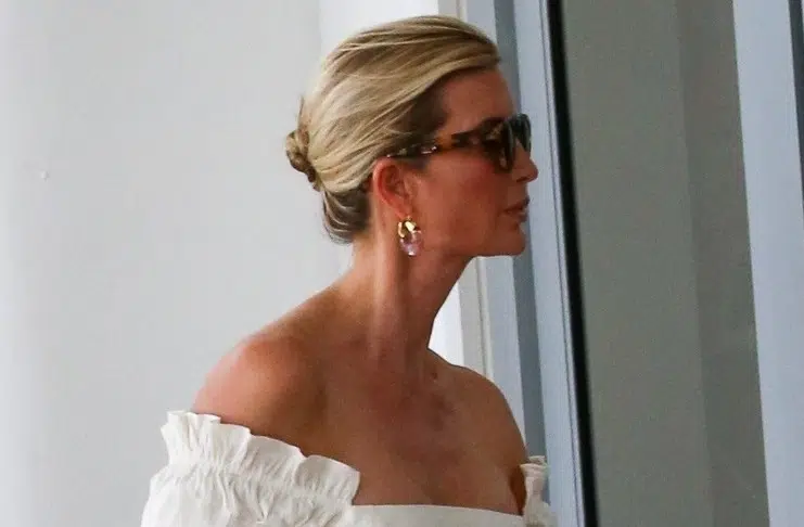 Иванка Трамп с белым платьем и открытой обувью создала безупречный наряд и выглядит как леди