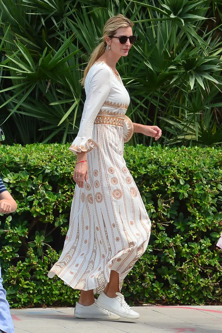 Иванка Трамп в прекрасном платье, белых кроссовках и прической конский хвост