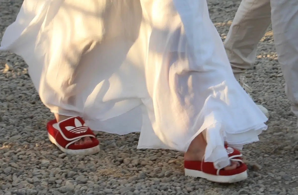 Дженнифер Лопес объеденила белое платье и красные шлепанцы на платформе с логотипом Адидас