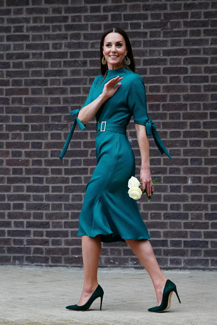 Кейт Миддлтон в строгом зеленом платье с поясом на талии и замшевых туфлях лодочках