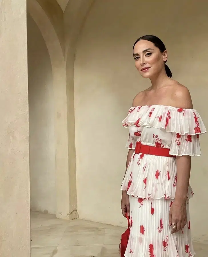 Тамара Фалько в белом платье с красным цветочным принтом и открытыми плечами