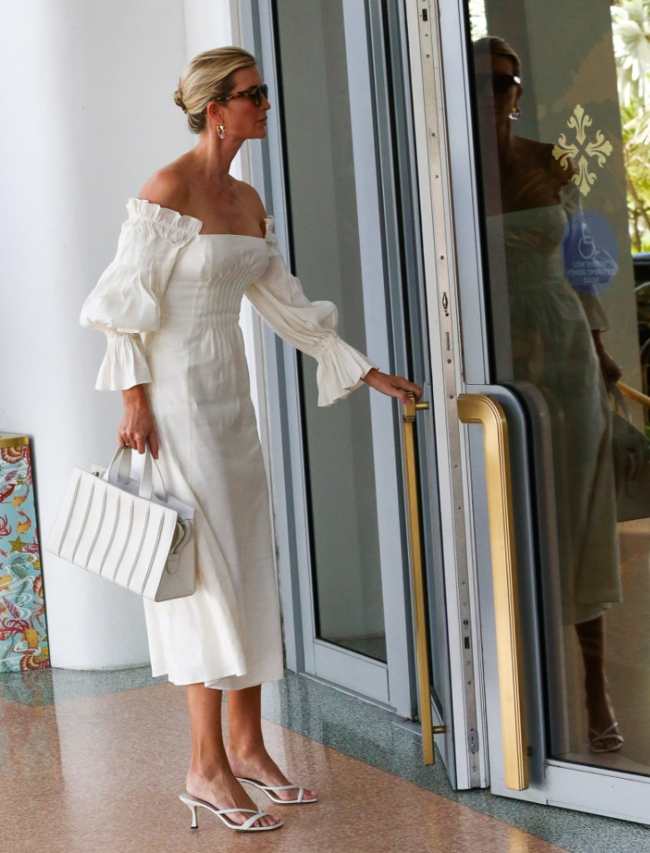Иванка Трамп в белом платье с открытыми плечами и сандалиях на маленьком каблуке
