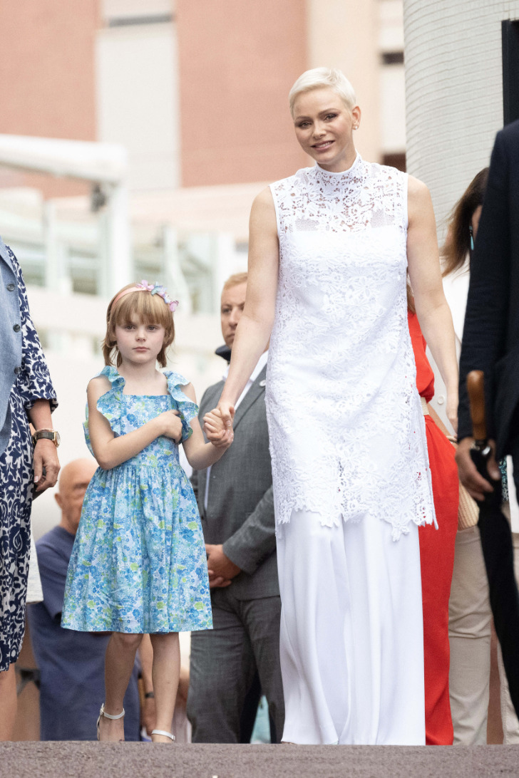 Принцесса Шарлен в белоснежном наряде и короткой стрижкой пикси на платиновых волосах