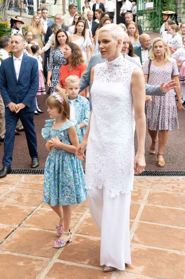 Принцесса Шарлен в белых широких брюках, кружевном платье и бежевых лодочках