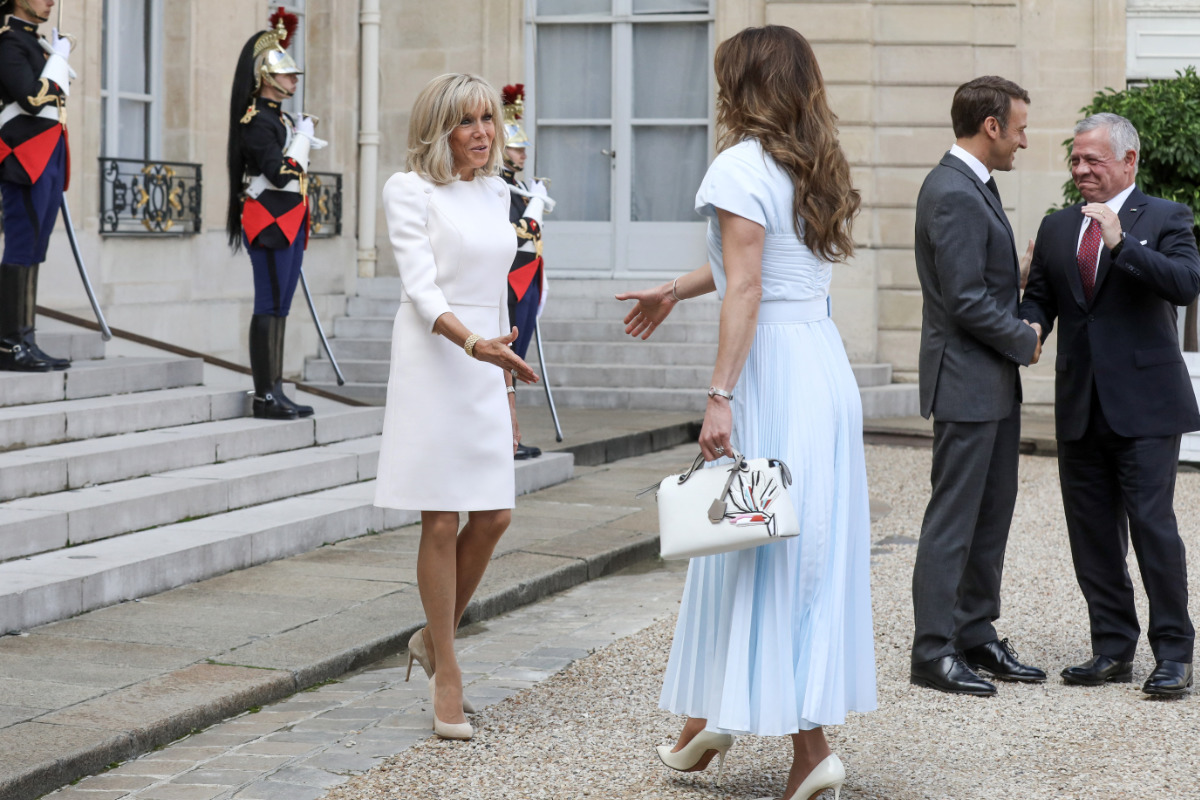 Брижит Макрон в белом строгом платье встречается с королевой Ранией в женственном платье