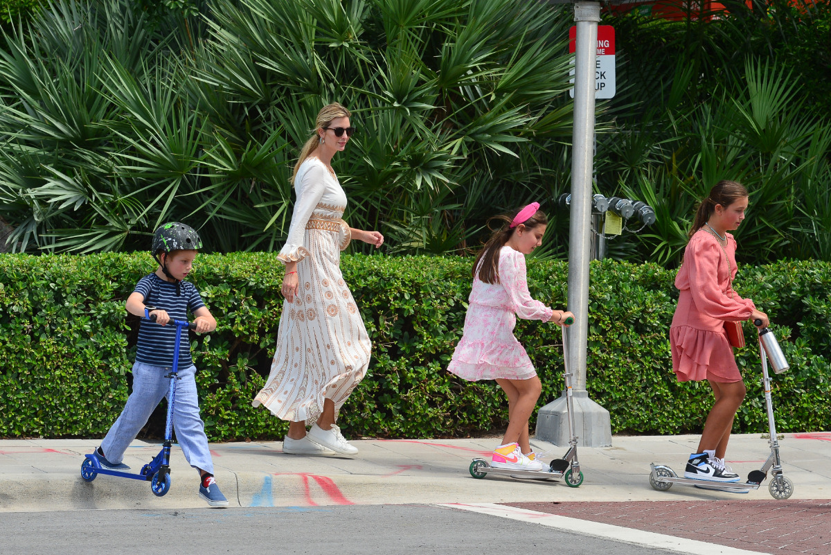 Иванка Трамп в длинном платье гуляет с детьми по Майами
