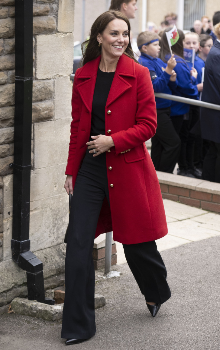 Кейт Миддлтон в черных широких брюках, топе и красном пальто