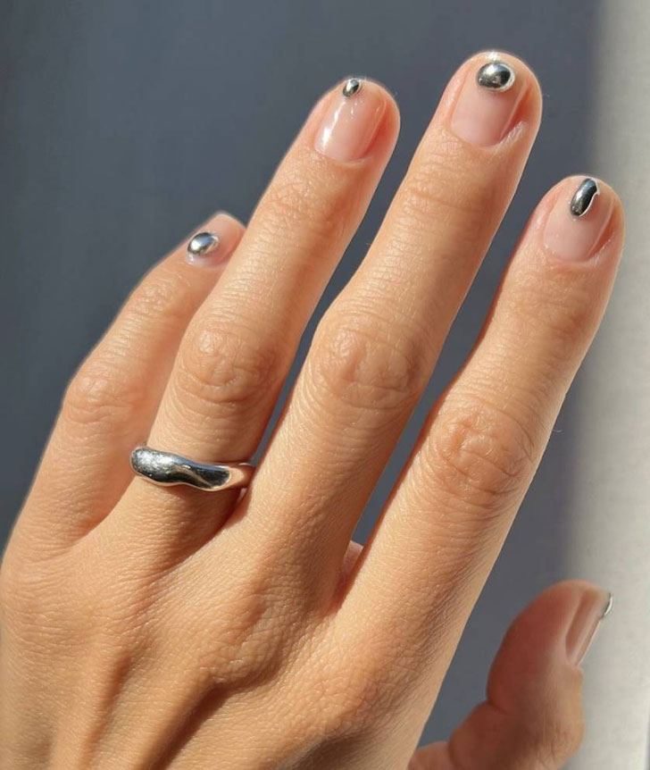Маникюр с серебристой аппликацией на коротких натуральных ногтях