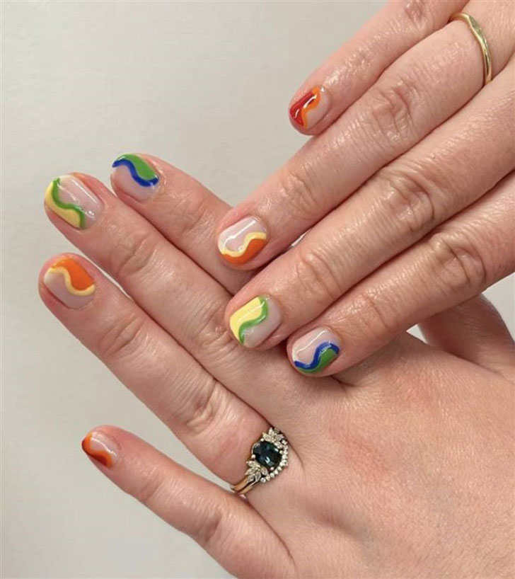 Маникюр с яркими разноцветными волнами на коротких натуральных ногтях
