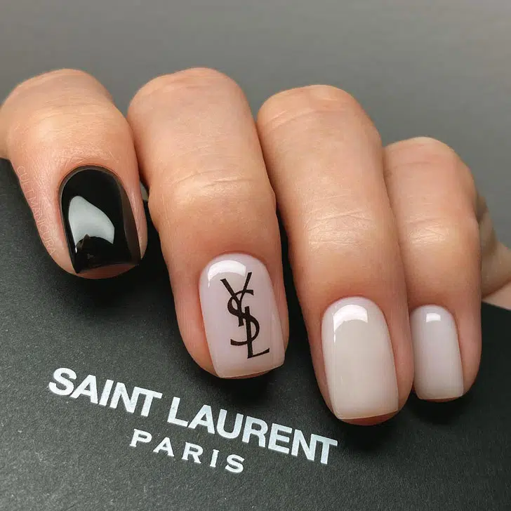 Молочный маникюр со строгим логотипом Saint Laurent на квадратных ногтях