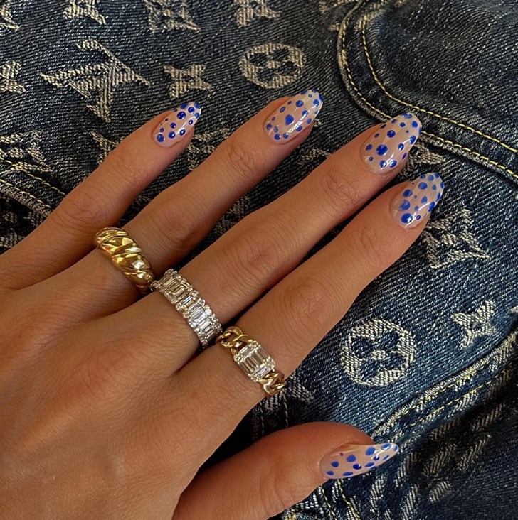 Натуральный маникюр с синими точками на овальных ногтях средней длины
