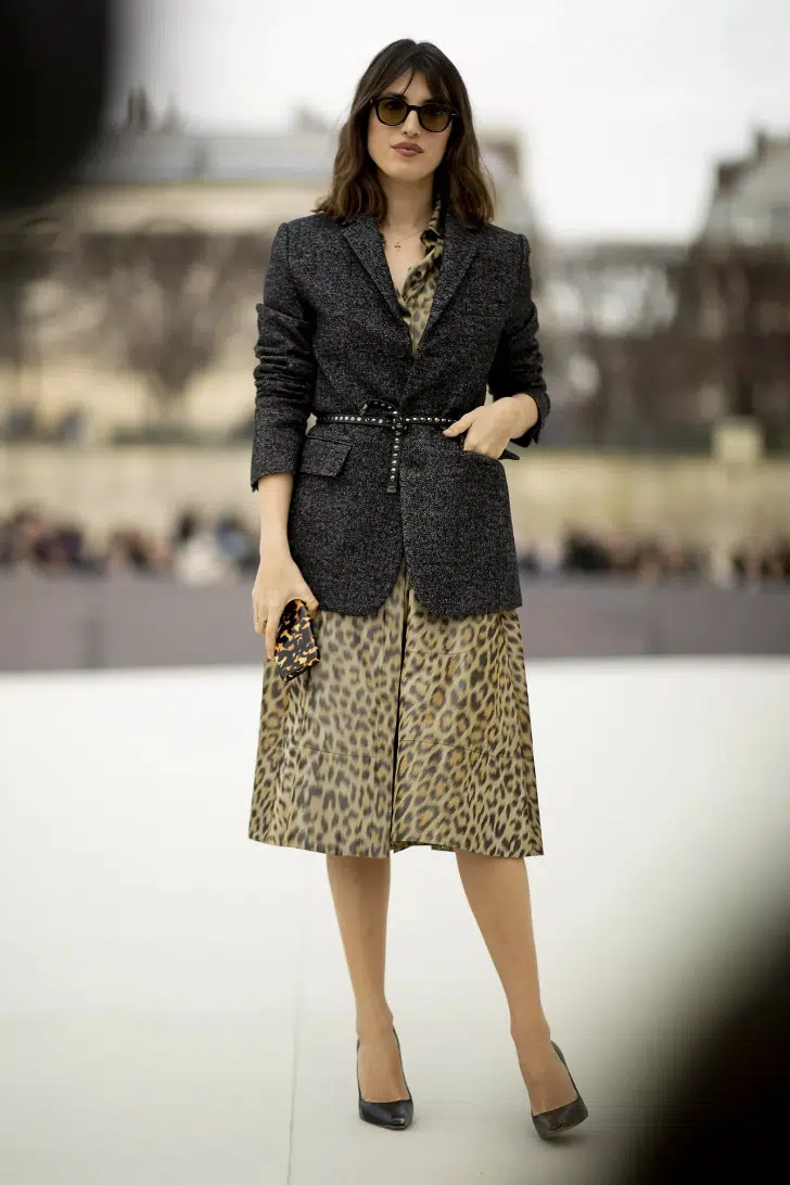 Жанна Дамас в платье миди с леопардовым принтом и сером жакете с поясом на талии