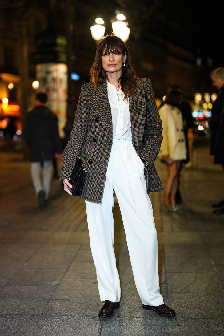 Женщина в белых брюках, рубашке и классическом твидовом жакете