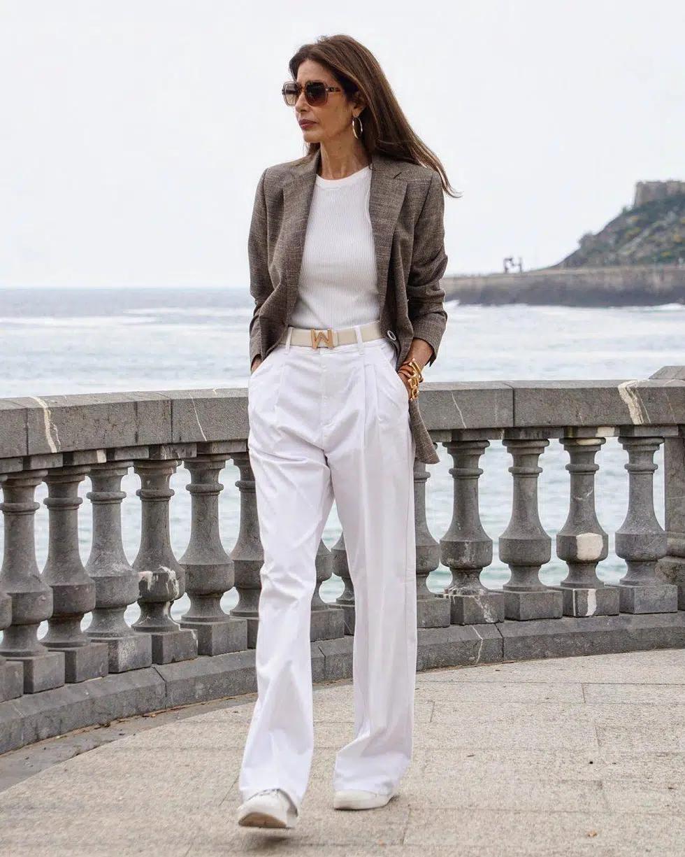 Пилар де Арсе в широких белых брюках, базовой футболке и классическом сером жакете