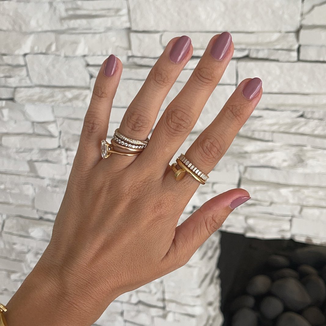 Приглушенный розовый маникюр на овальных ногтях средней длины