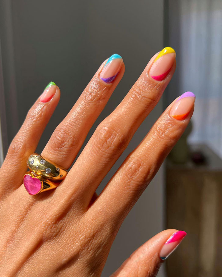 Разноцветный неоновый маникюр на натуральных ногтях средней длины