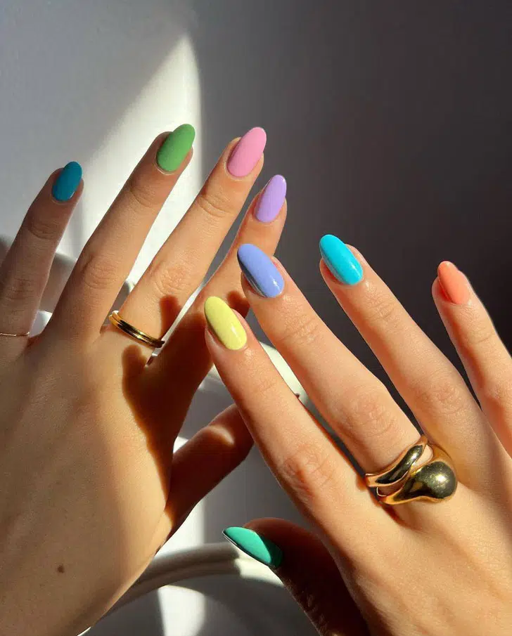 Разноцветный маникюр в пастельных тонах на овальных ногтях