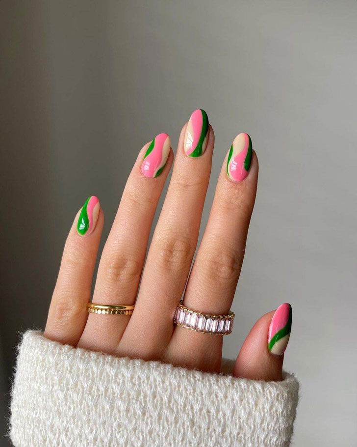 Розово зеленый маникюр на овальных ногтях средней длины