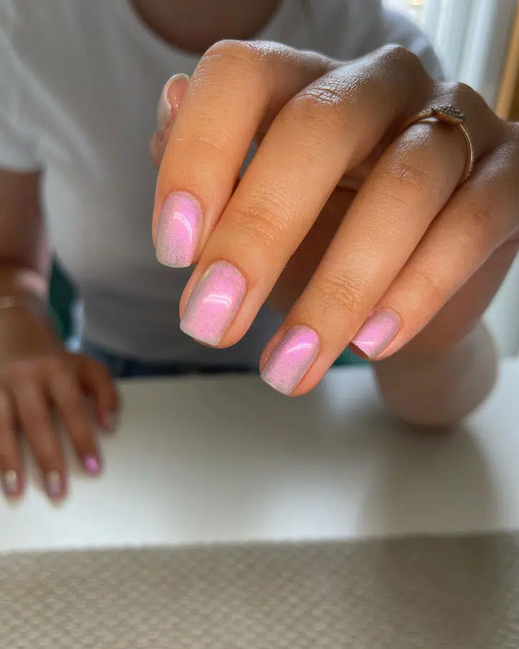 Розовый жемчужный маникюр с гламурным эффектом на квадратных ногтях
