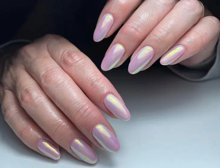 Розовый жемчужный маникюр на длинных овальных ногтях