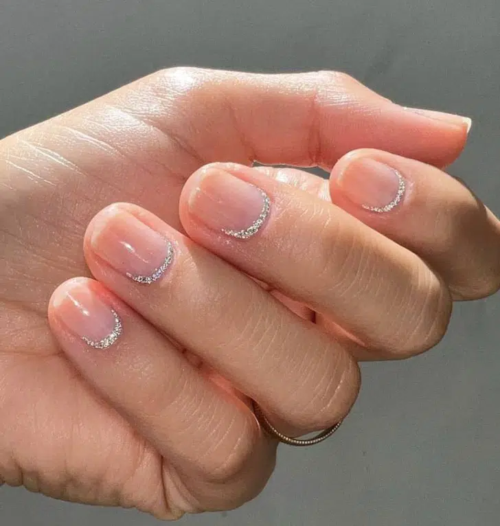 Серебристый лунный маникюр на коротких натуральных ногтях